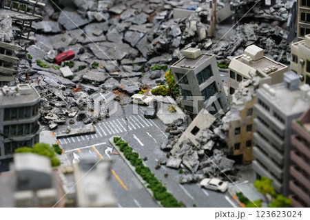 崩壊したビルのミニチュア 123623024