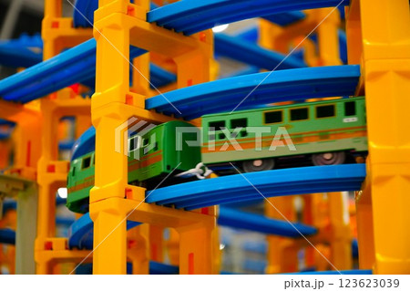 通過するおもちゃの電車（プラレール） 123623039