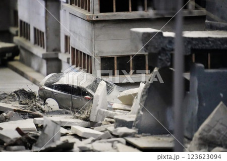崩壊したビルと大破したクルマのミニチュア 123623094