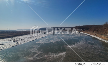 凍りついた臨津江 123623409