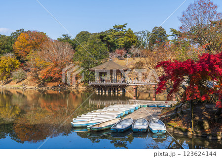 【紅葉】秋の奈良公園　鷺池に浮かぶ浮見堂 123624144
