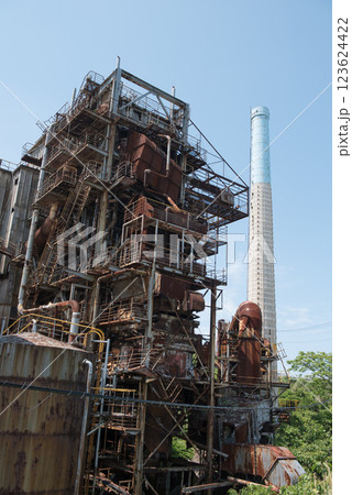 長崎県長崎市の長崎世界遺産の池島にある池島炭鉱の選炭工場廃墟と青空 長崎県長崎市の長崎世界遺産の池島にある池島炭鉱の選炭工場廃墟と青空 123624422