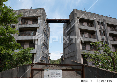 長崎県長崎市の長崎世界遺産の池島にあるコンクリート住居とスターリン様式建築 123624451