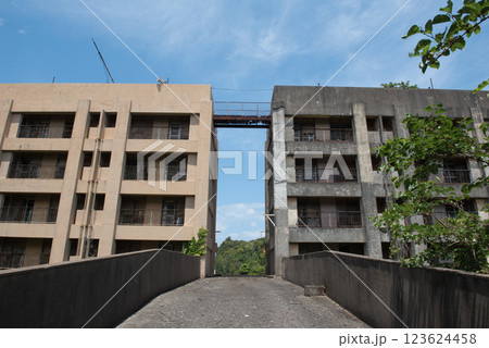 長崎県長崎市の長崎世界遺産の池島にあるコンクリート住居とスターリン様式建築 123624458