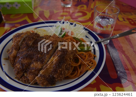 長崎県長崎市の長崎世界遺産の池島にある小売りセンター（元かあちゃん食堂）のトルコライス 123624461