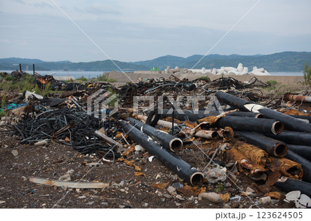 長崎県長崎市の長崎世界遺産の池島にある池島炭鉱の神社前の機材 123624505