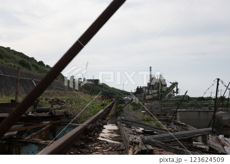 長崎県長崎市の長崎世界遺産の池島にある池島炭鉱の選炭工場廃墟とジブローラーのレール 123624509