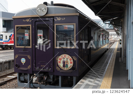 岩手県久慈市の三陸鉄道のJR宮古駅のホームに停車する洋風こたつ列車 123624547