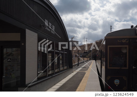 岩手県久慈市の三陸鉄道のJR織笠駅のホームに停車する洋風こたつ列車 岩手県久慈市の三陸鉄道のJR織笠駅のホームに停車する洋風こたつ列車 123624549