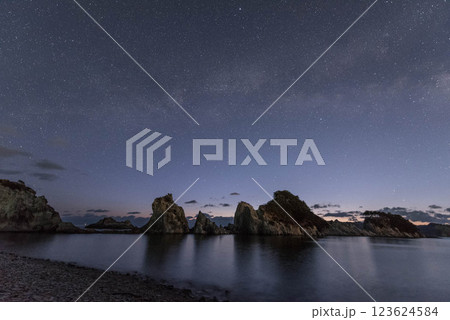 岩手県宮古市にある観光名所の冬の浄土ヶ浜の奇岩と星空と天の川 123624584