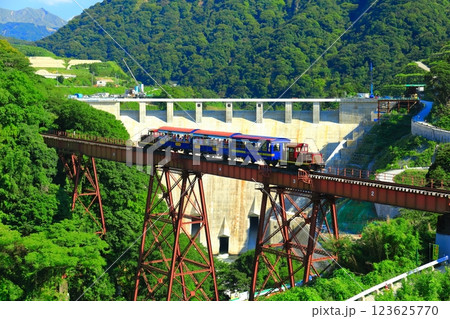 【熊本県】晴天の南阿蘇鉄道トロッコ列車と立野ダム 123625770