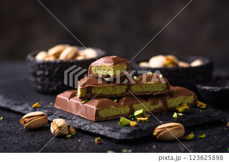 Dubai chocolate with kadayif pistachio filling 123625898
