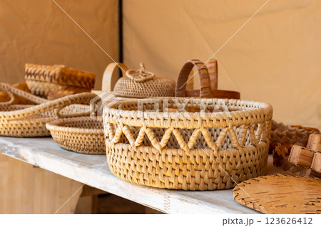 Traditional Tableware Woven from Inner Bark - Drying Baskets, Plates, and Trays 123626412
