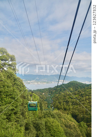 日本の厳島神社のある広島県宮島の山、弥山みせん 123627832