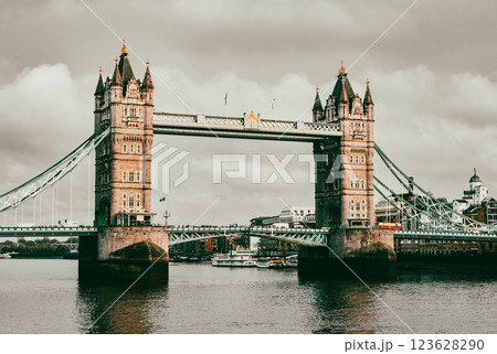 夕暮れのロンドン　タワー・ブリッジ 123628290