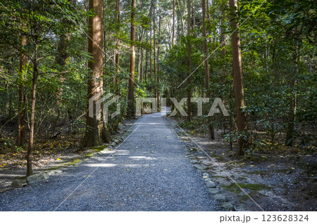 豊受大神宮（伊勢神宮外宮）度会国御神社・大津神社への参道 123628324