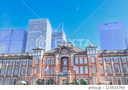 東京駅丸の内駅舎と都市風景 123628760