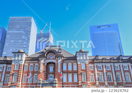 東京駅丸の内駅舎と都市風景 123628762