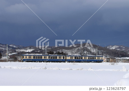 冬の妙高山を背景に走るえちごトキめき鉄道ET127系電車(復刻ラッピング)_2024/2/9撮 冬の妙高山を背景に走るえちごトキめき鉄道ET127系電車(復刻ラッピング)_2024/2/9撮 123628797