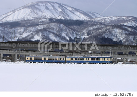 冬の妙高山を背景に走るえちごトキめき鉄道ET127系電車(復刻ラッピング)_2024/2/9撮 冬の妙高山を背景に走るえちごトキめき鉄道ET127系電車(復刻ラッピング)_2024/2/9撮 123628798