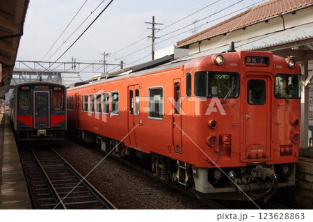 山陰本線の風景 宍道駅(キハ47系とキハ127系) 山陰本線の風景 宍道駅(キハ47系とキハ127系) 123628863