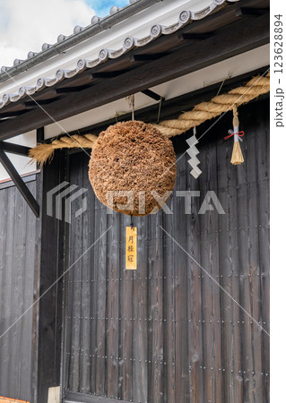 京都市伏見区南浜町　月桂冠大倉記念館（企業博物館）月桂冠発祥地（酒蔵）杉玉（酒林） 123628894