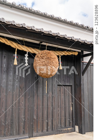 京都市伏見区南浜町 月桂冠大倉記念館(企業博物館)月桂冠発祥地(酒蔵)杉玉(酒林) 京都市伏見区南浜町 月桂冠大倉記念館(企業博物館)月桂冠発祥地(酒蔵)杉玉(酒林) 123628896