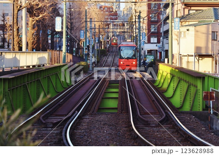 早稲田に向かう都電荒川線 早稲田に向かう都電荒川線 123628988