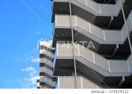 集合住宅の外部階段 123629122