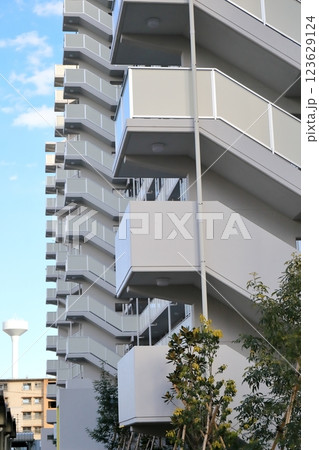 集合住宅の外部階段 123629124