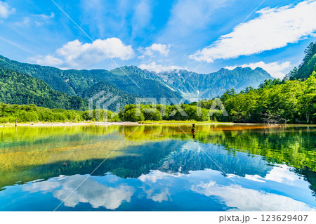 夏の上高地　大正池から穂高連邦を望む 123629407