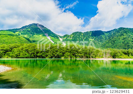 夏の上高地　大正池から焼岳を望む 123629431