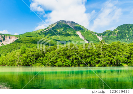 夏の上高地 大正池から焼岳を望む 夏の上高地 大正池から焼岳を望む 123629433
