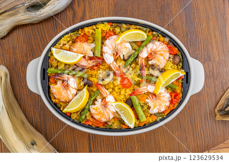 パエリア　Paella is a typical Spanish rice dish 123629534