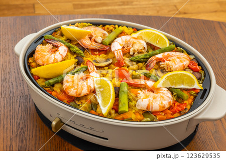 パエリア　Paella is a typical Spanish rice dish 123629535