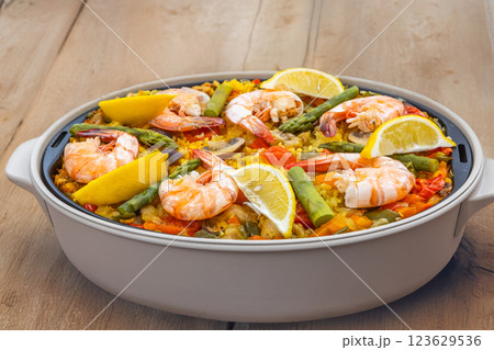 パエリア　Paella is a typical Spanish rice dish 123629536