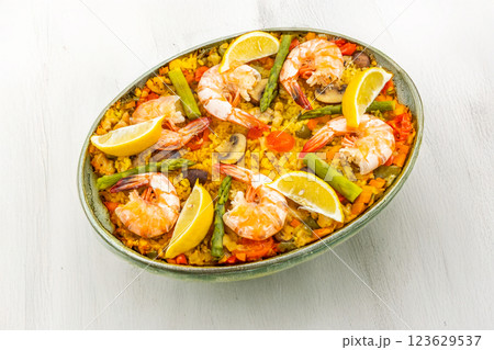 パエリア　Paella is a typical Spanish rice dish 123629537