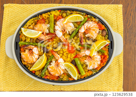 パエリア　Paella is a typical Spanish rice dish 123629538