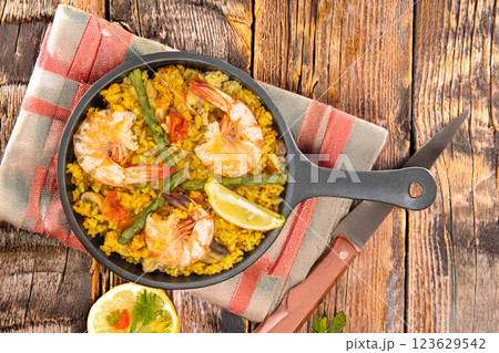 パエリア Paella is a typical Spanish rice dish パエリア Paella is a typical Spanish rice dish 123629542