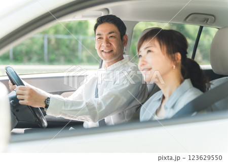 ドライブ中に楽しそうに会話する中年夫婦 ドライブ中に楽しそうに会話する中年夫婦 123629550