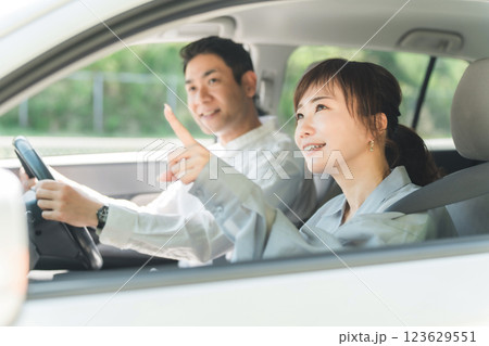 ドライブ中に楽しそうに会話する中年夫婦 123629551