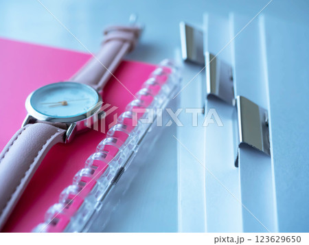 テーブルに置かれた書類と手帳と腕時計 123629650