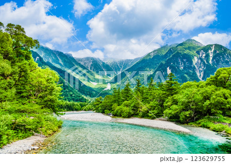 夏の上高地　梓川と涸沢カール 123629755