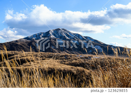 烏帽子岳　冬の阿蘇の風景 123629855