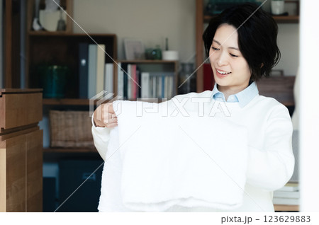 洗濯物ををたたむ女性 洗濯物ををたたむ女性 123629883