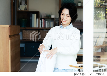 洗濯物ををたたむ女性 洗濯物ををたたむ女性 123629884