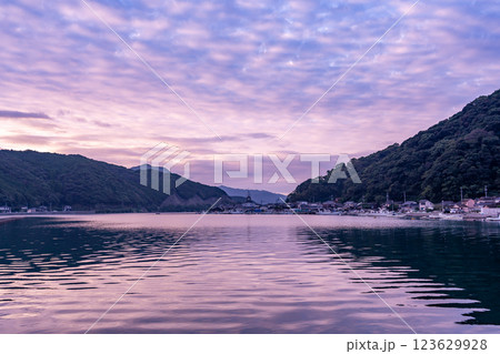 熊本県天草市 世界文化遺産に登録された天草の崎津カトリック教会の朝の海からの眺め 熊本県天草市 世界文化遺産に登録された天草の崎津カトリック教会の朝の海からの眺め 123629928