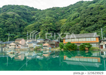 熊本県天草市　世界文化遺産に登録された天草の崎津集落のまちなみの海からの眺め 123629929