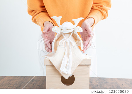 兜を飾る手元 123630089