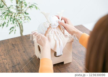 兜を飾る手元 兜を飾る手元 123630090